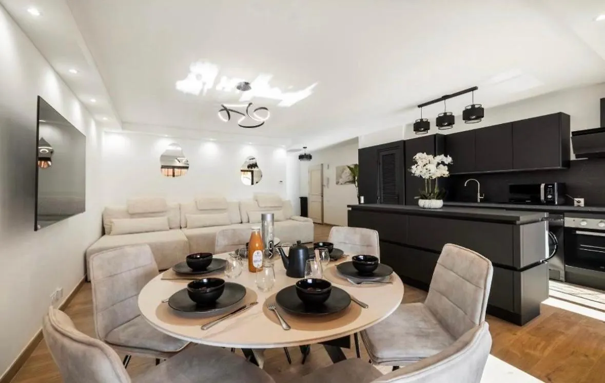 Appartement Haut Standing - Luxury Apartment - Cannes- Croisette- Centre Ville- Vue Tennis -Vue Piscine -Parking Prive - Terrasse- Plage France