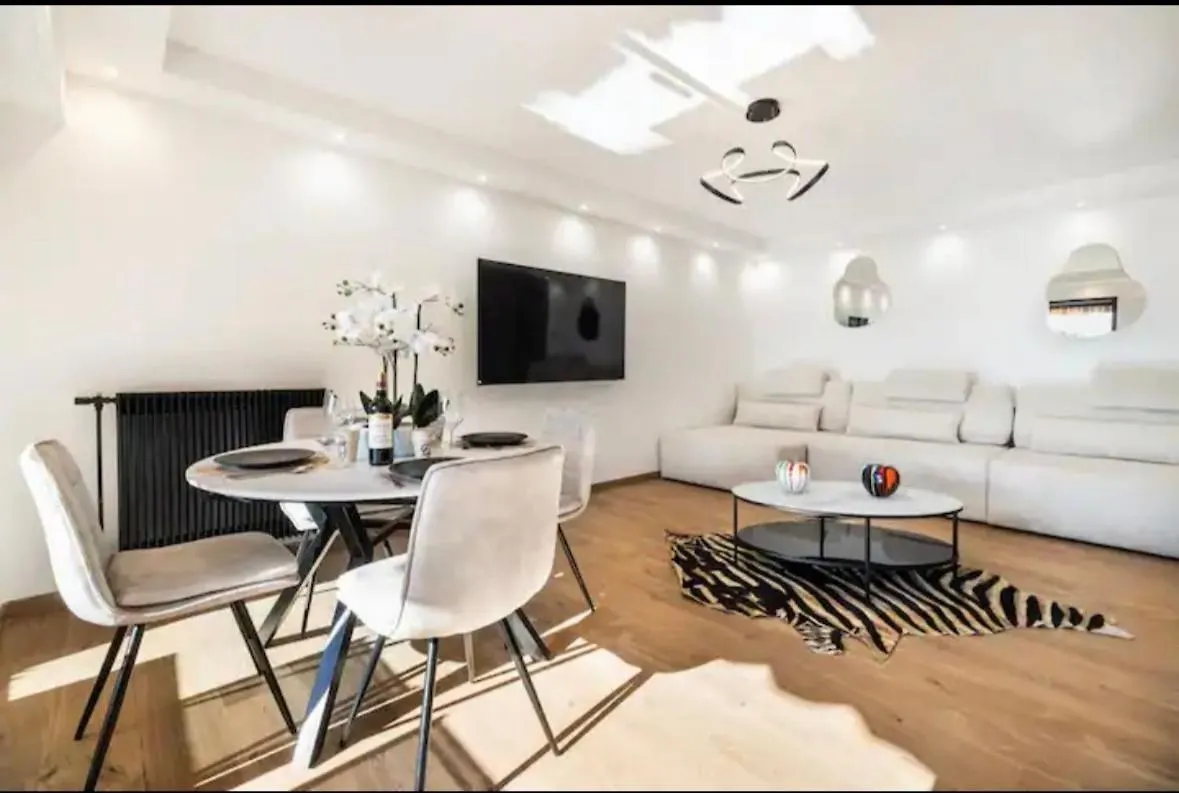 Appartement Haut Standing - Luxury Apartment - Cannes- Croisette- Centre Ville- Vue Tennis -Vue Piscine -Parking Prive - Terrasse- Plage France