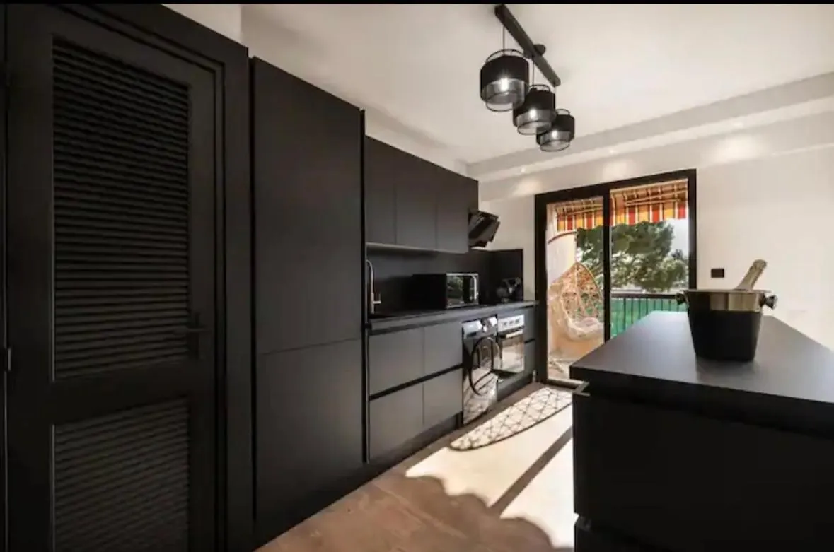 Appartement Haut Standing - Luxury Apartment - Cannes- Croisette- Centre Ville- Vue Tennis -Vue Piscine -Parking Prive - Terrasse- Plage 0*, Cannes Francja